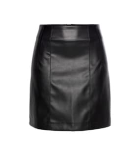 Ein eleganter, schwarzer Minirock aus Kunstleder. Der Rock hat eine schlichte, taillierte Form und sorgt für einen modernen, stylischen Look, der vielseitig kombiniert werden kann.