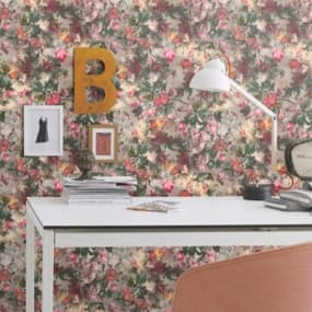 Ein einladender Sitzbereich mit zwei Holzstühlen und einem kleinen runden Tisch in der Mitte. Die Wand im Hintergrund hat eine elegante, Vinyl-Tapete in sanften Farbtönen. Der Boden ist mit einem dekorativen Fliesenmuster gestaltet.