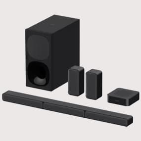 Ein modernes Lautsprechersystem in Schwarz, bestehend aus Subwoofer, zwei kleinen Lautsprechern und einer langen Soundbar. Die Geräte sind in einem minimalistischen Design gehalten und bieten eine elegante Ergänzung für jedes Heimkino.