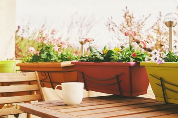 Blumenkasten am Balkon befestigen