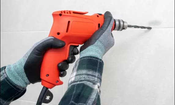 Spiegelschrank aufhängen