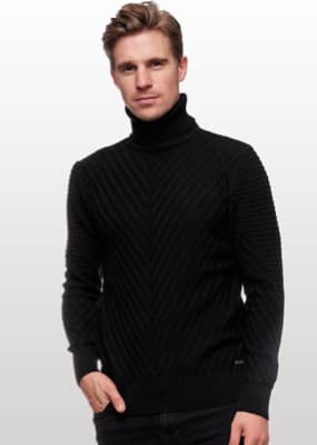 Schwarze Rollkragenpullover