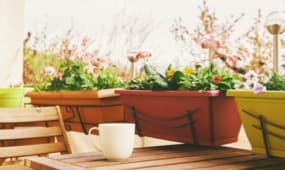 Blumenkasten am Balkon befestigen