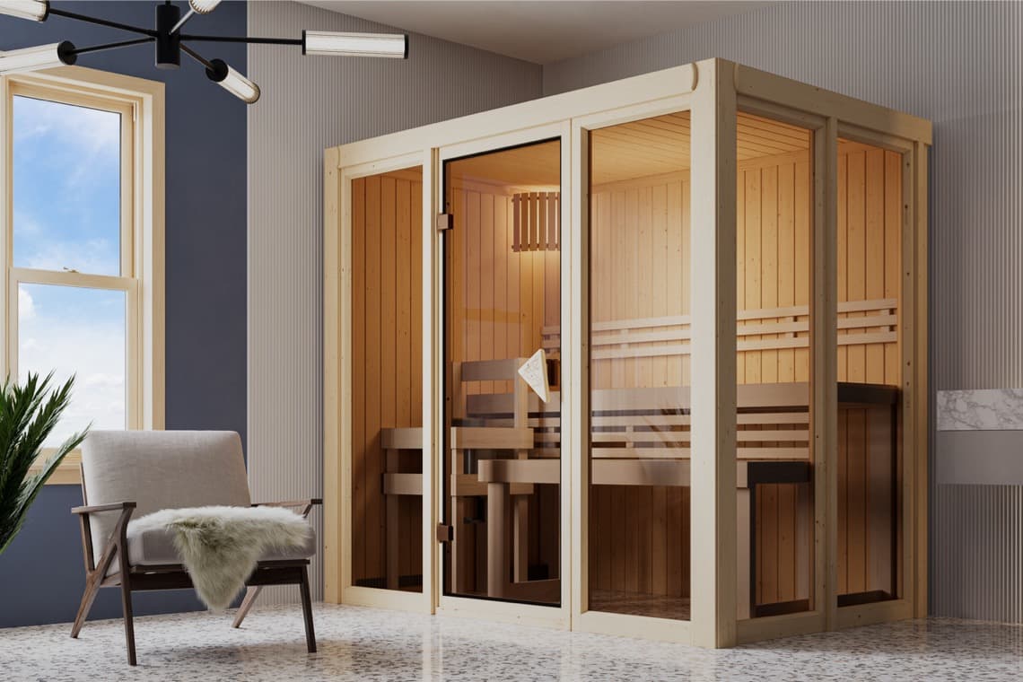 Moderne Sauna aus hellem Holz mit Glasfront, eingerahmt von einem lichtdurchfluteten Raum mit einem Fenster und einem beigen Sessel.