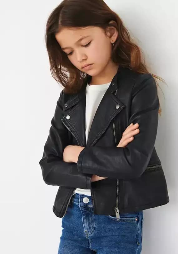 Mädchen Jacke schwarz, im Stil einer Bikerjacke mit Reißverschluss
