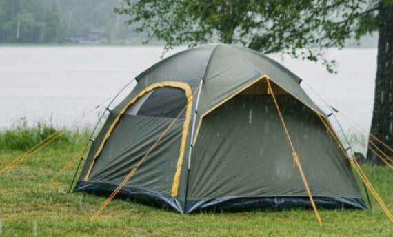 Wassersäule beim Zelt
