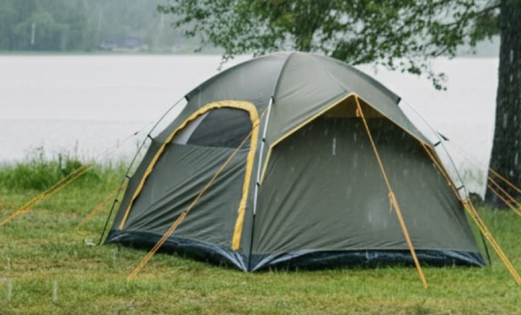 Wassersäule beim Zelt