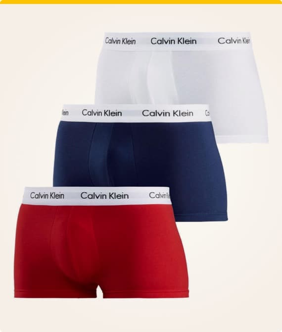 Calvin Klein Boxershorts – drei Stück in Weiß, Blau und Rot, jeweils mit Calvin Klein Schriftzug am Bund