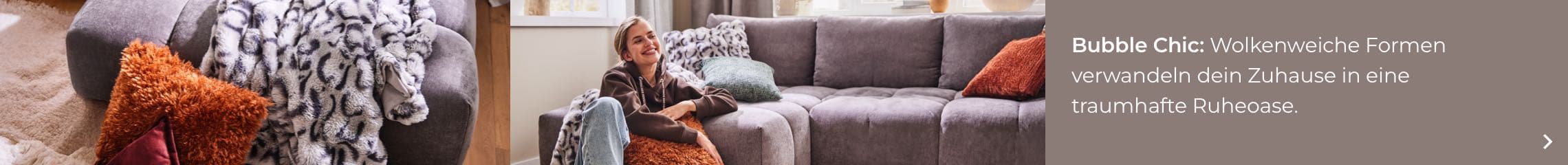 Bubble Chic: Wolkenweiche Formen verwandeln dein Zuhause in eine traumhafte Ruheoase – Person sitzt auf grauem Sofa mit Kissen und Decke
