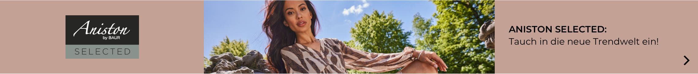 ANISTON SELECTED: Tauch in die neue Trendwelt ein! Frau in gestreiftem Shirt sitzt in einem Park, Bäume im Hintergrund.