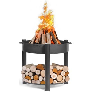 Feuerschale mit brennendem Holz auf einer Holzlagerung