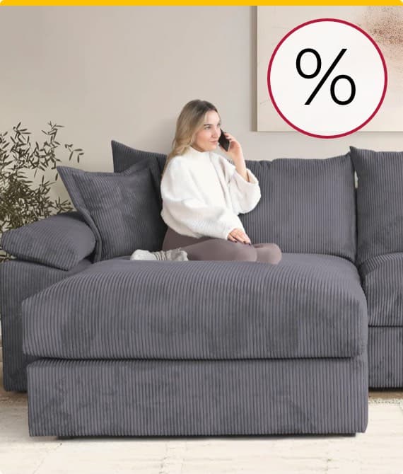 Prozentsymbol-Angebot – Person sitzt entspannt auf grauem Sofa und telefoniert, Pflanzen im Hintergrund