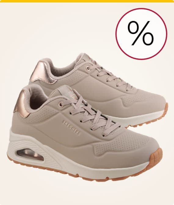 Prozentzeichen-Angebot – Paar beige Sneaker mit hellbrauner Sohle und roségoldenen Details, seitlich die Marke Skechers