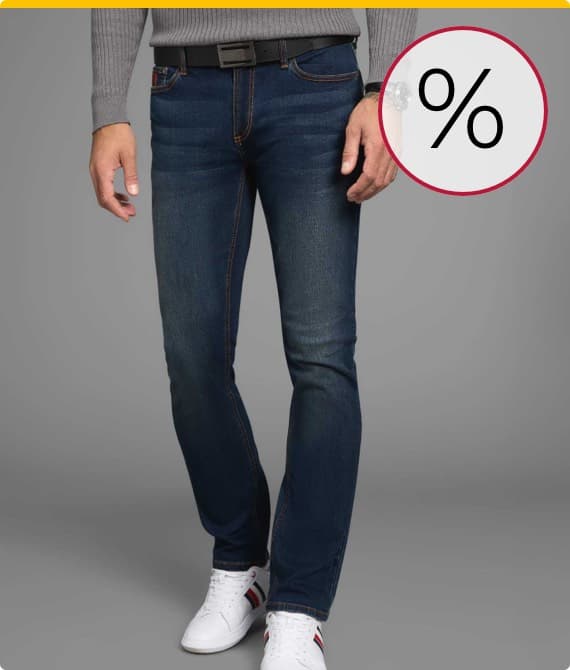 % Rabatt – Mann trägt dunkelblaue Jeans, grauen Pullover und weiße Sneaker