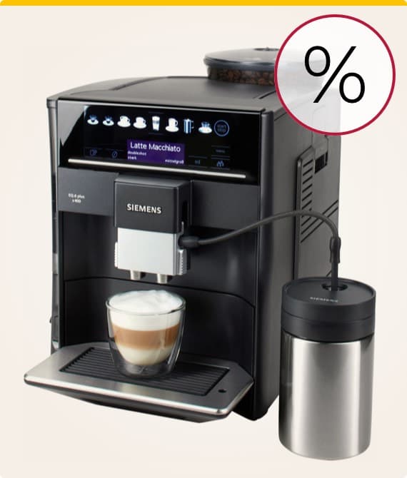 Angebot – Siemens Kaffeevollautomat mit Milchbehälter, Latte Macchiato im Glas darunter, Display zeigt Kaffeeauswahl
