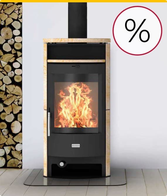 % Rabatt – Moderner Kaminofen mit brennendem Feuer und Holzstapel daneben