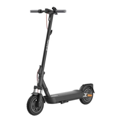 Schwarzer E-Scooter mit breiten Reifen und rotem Kabel am Lenker, seitliche Ansicht