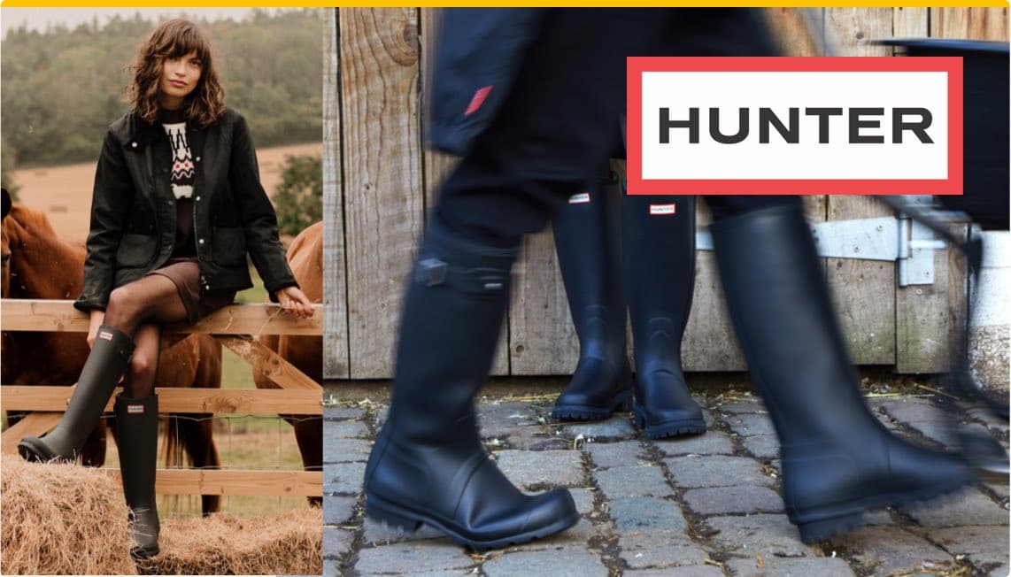 Gummistiefel von HUNTER, Model sitzt auf Holzgatter, Pferde im Hintergrund