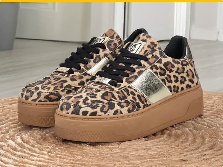 Brauner Plateau-Sneaker mit Leo-Muster und silber-metallischem Streifen
