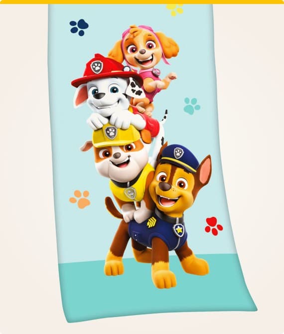 Handtuch mit Motiv: Vier Paw Patrol-Charaktere stapeln sich spielerisch vor einem hellblauen Hintergrund mit bunten Pfotenabdrücken.