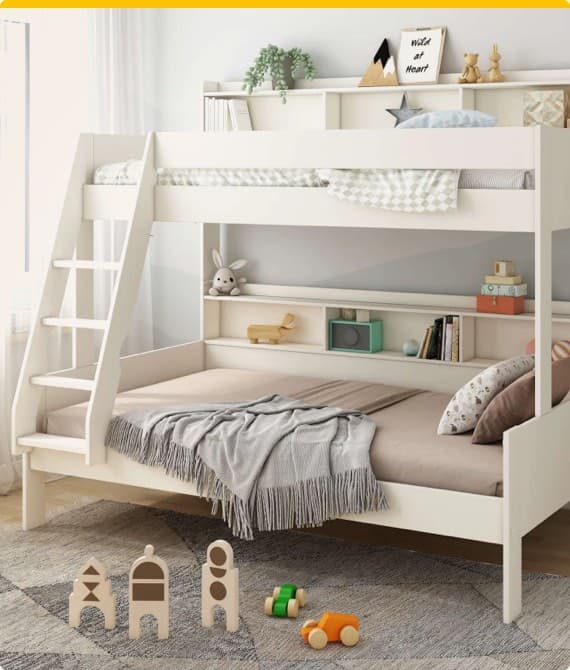 Liebevoll dekoriertes Kinderzimmer mit weißem Etagenbett mit Leiter, Decken und Spielzeugen