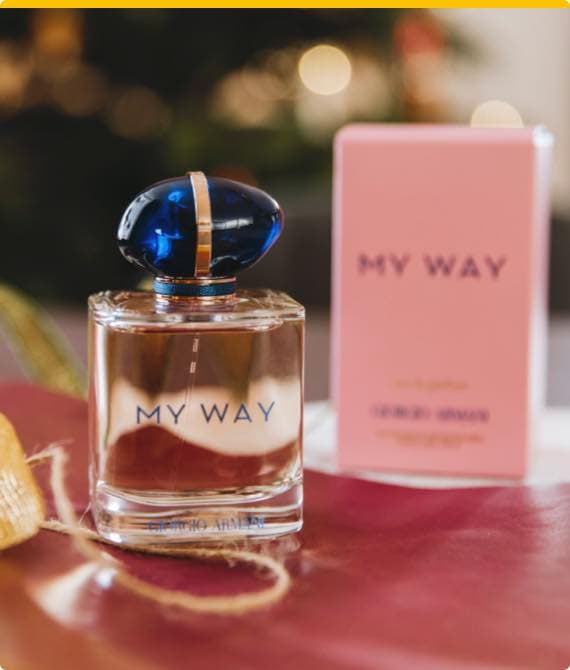 Parfümflasche "My Way" von Giorgio Armani mit blauem Deckel, pinke Verpackung im Hintergrund