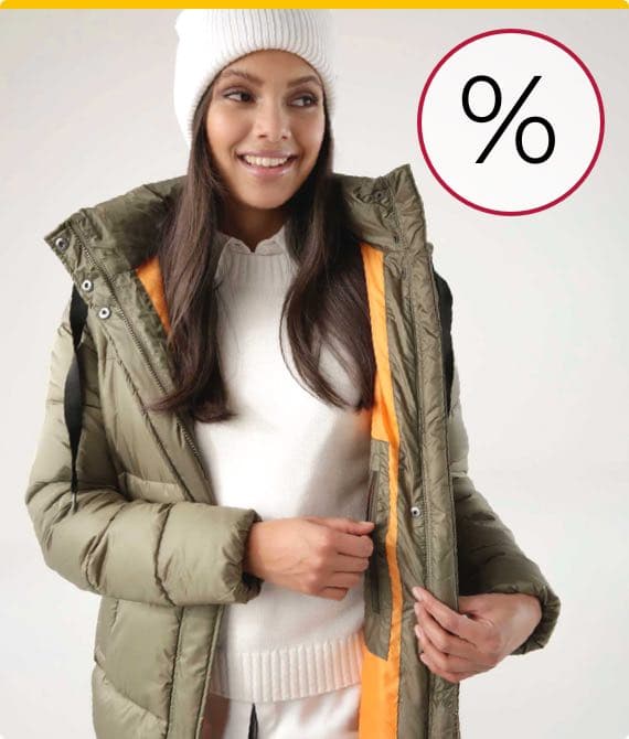 Prozentzeichen – Frau in olivgrüner Winterjacke mit orangefarbenem Futter und weißem Pullover