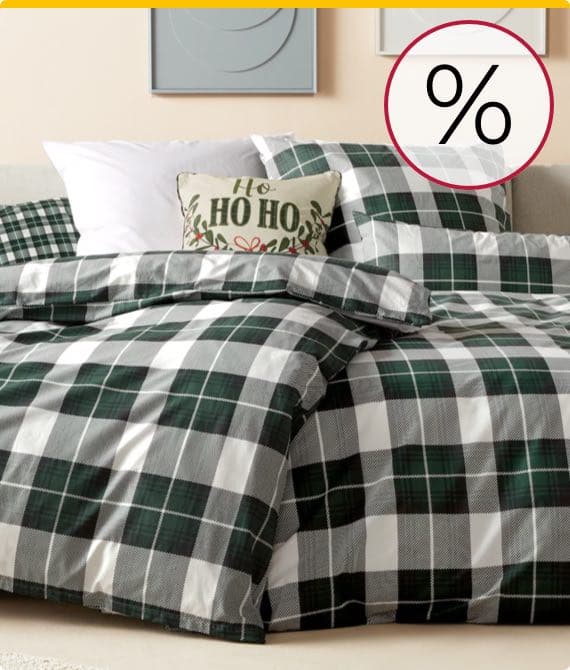 Prozentzeichen – Karierte Bettwäsche in Grün und Weiß, dekoriert mit einem Ho Ho Ho Kissen und weißen Kissen
