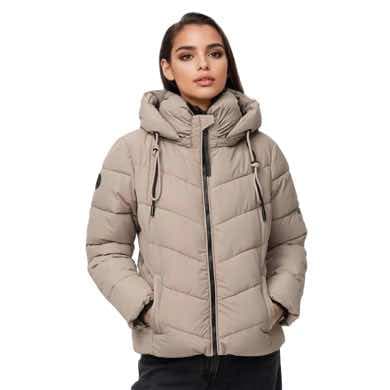 Frau trägt beige Winterjacke mit Kapuze und Reißverschluss. Hände in den Taschen.