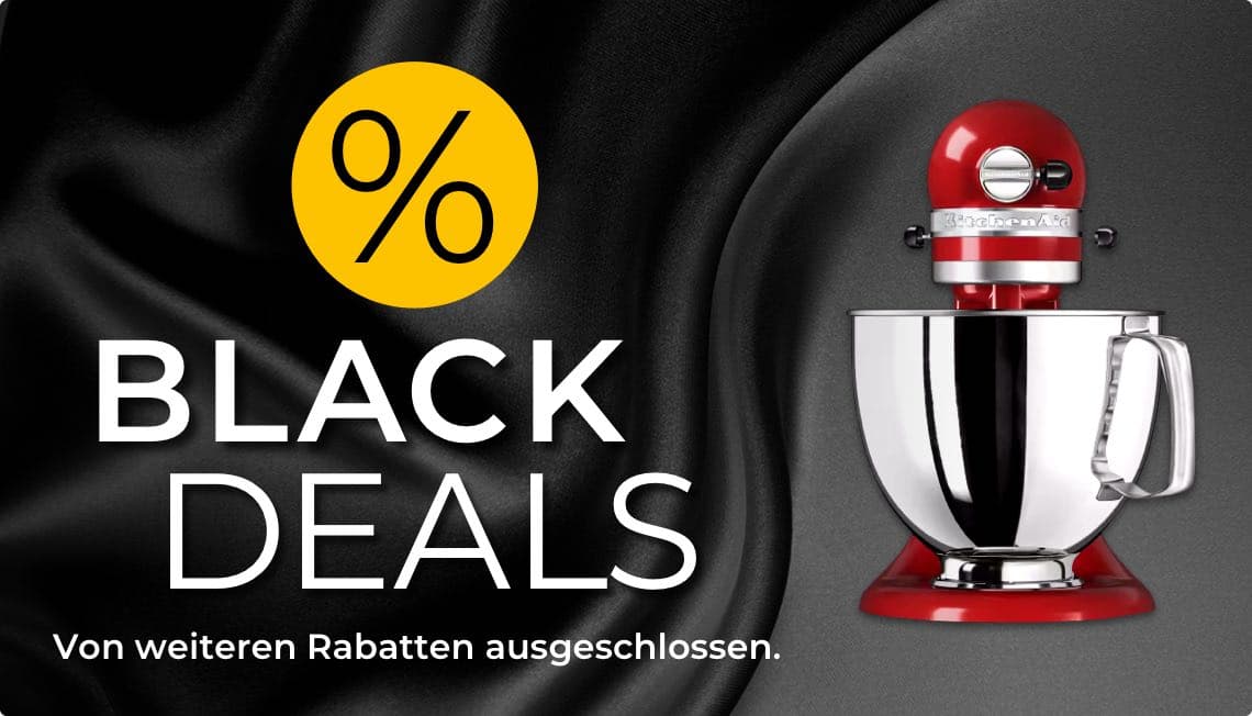 % Black Deals – Von weiteren Rabatten ausgeschlossen. Rote Küchenmaschine vor schwarzem Stoffhintergrund.