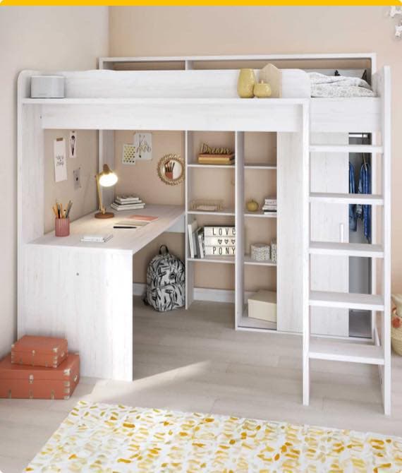 Hochbett mit integriertem Schreibtisch, Regal und Leiter. Bücher, Lampe und Schreibutensilien auf dem Tisch, Rucksack darunter.