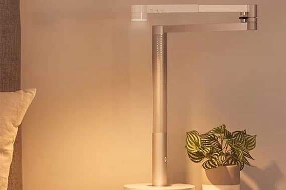 Eine Tischleuchte strahlt warmes Licht aus.