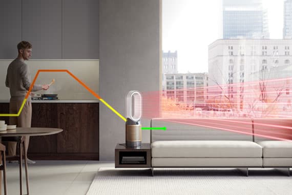 Person saugt Boden mit einem kabellosen Staubsauger, Hund liegt auf Holzfußboden neben einem grünen Laserlicht