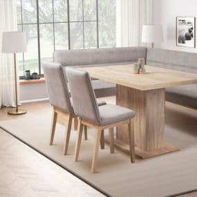 Esszimmer mit Holztisch, zwei gepolsterten Stühlen und grauer Eckbank vor großem Fenster. Lampen und Bilder ergänzen das Dekor.