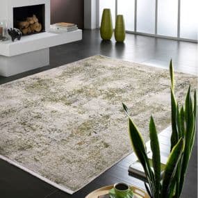 Hellgrauer Teppich im Wohnzimmer, Kamin mit Holz, grüne Vasen und Pflanzen im Vordergrund.