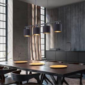 Modernes Esszimmer mit dunklem Holztisch, schwarzen Stühlen und stilvoller Hängelampe mit vier Leuchten.