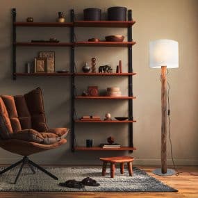 Modernes Wohnzimmer mit braunem Sessel, Stehlampe und Regal voller Dekorationen