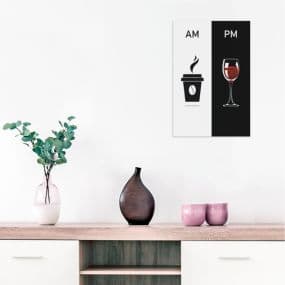 AM PM – Wandbild mit Kaffeebecher und Weinglas, dekoriert mit Vasen und Pflanzen auf Regal