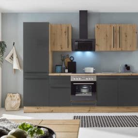 Moderne Küche mit schwarzen und holzfarbenen Schränken, Ofen und Dunstabzugshaube