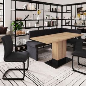 Modernes Esszimmer mit Holztisch, schwarzen Stühlen und Regal mit Dekorationen im Hintergrund.