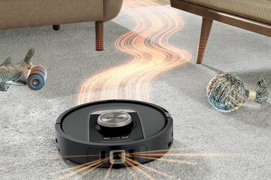 Staubsaugerroboter reinigt Teppich, weicht Hindernissen aus. Spielzeug und Ball daneben, Möbel im Hintergrund.