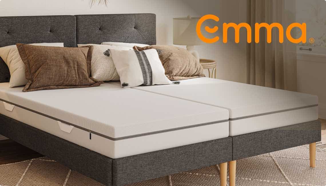 Emma – Doppelbett mit grauem Kopfteil, weißen Matratzen und braunen sowie weißen Kissen in einem gemütlichen Schlafzimmer