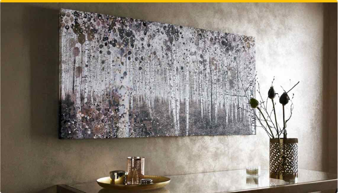 Wandbild mit abstrakter Darstellung eines Waldes über einem Tisch mit Deko-Objekten und Vase.