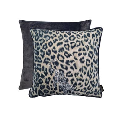 Zwei Kissen, eines mit Leopardenmuster und einem gestickten Leoparden, das andere einfarbig dunkelgrau.