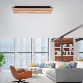 Modernes Wohnzimmer mit großen Fenstern, grauem Sofa, orangefarbenem Stuhl und Holzdeckenleuchte