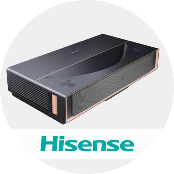Hisense-Logo unter einem schwarzen Projektor mit goldenen Akzenten