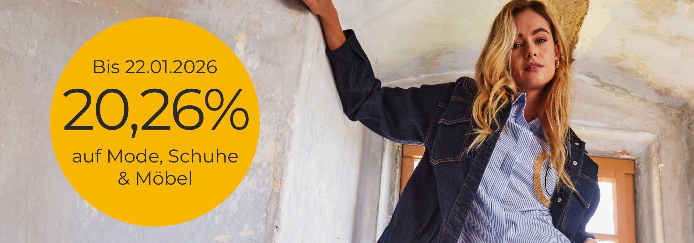 Bis 22.01.2026 20,26 % auf Mode, Schuhe & Möbel – Frau in Jeansjacke und Hemd lehnt an einer Wand