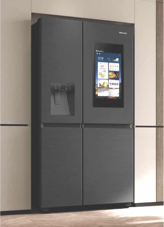 Schwarzer Kühlschrank mit integriertem Bildschirm und Wasser- und Eisspender in moderner Küche.