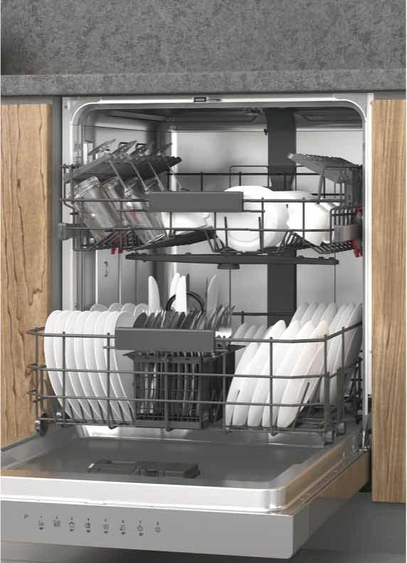 Geöffneter Geschirrspüler mit sauberem Geschirr, Besteck und Gläsern in einer modernen Küche.