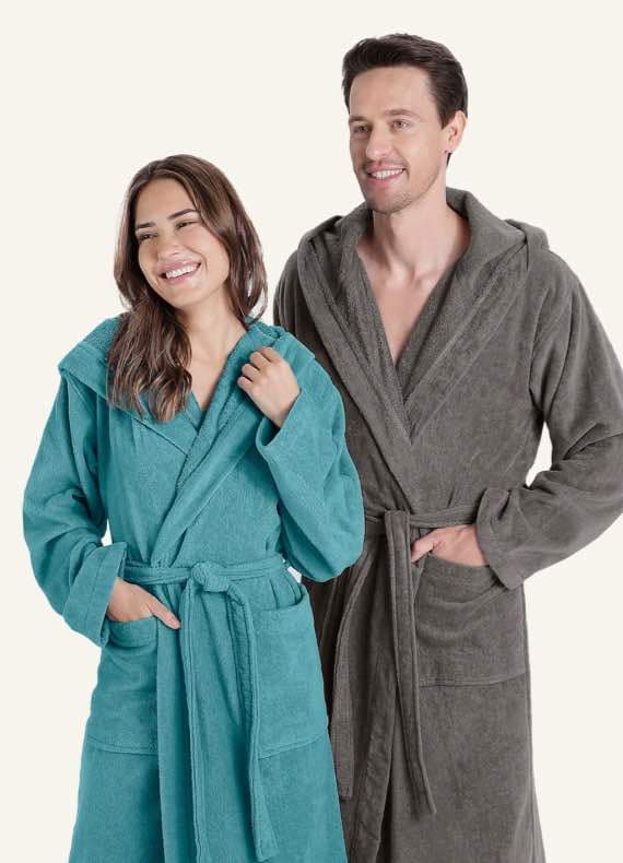 Zwei Personen tragen Bademäntel, eine in Türkis und die andere in Grau, beide mit Taschen und Bindegürtel.